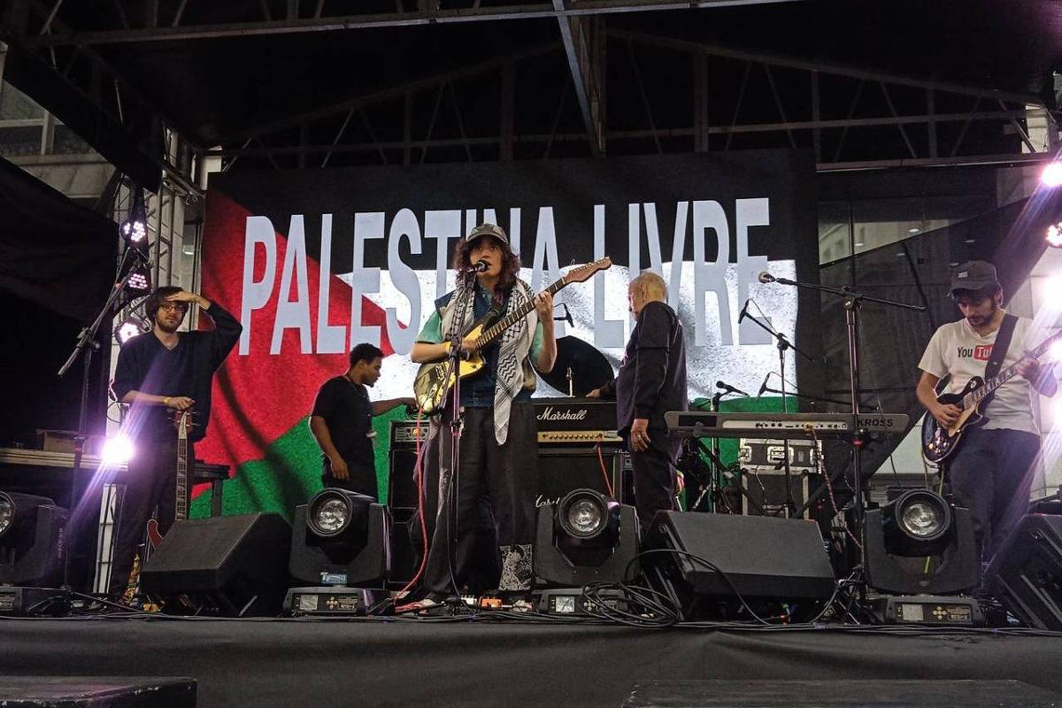 PT denuncia censura da Prefeitura de SP ao barrar show em apoio à Palestina A banda Sophia Chablau e uma Enorme Perda de Tempo exibe telão com a mensagem 'Palestina livre' durante show na praça do Patriarca, em São Paulo (Foto: Reprodução)