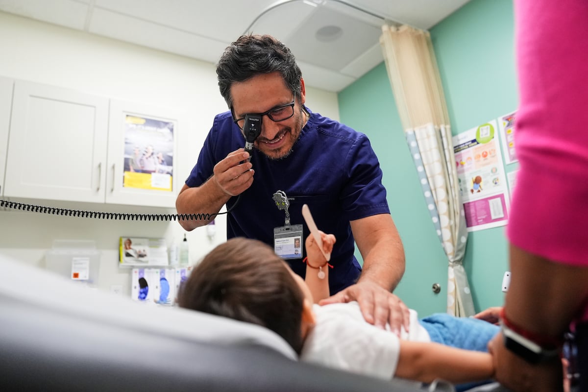 Mudanças no Medicaid de Trump impactam migrantes e pessoas com deficiência Uma criança é tratada em uma clínica na Califórnia em 26 de junho de 2025. (Foto: Godofredo A. Vásquez/AP)