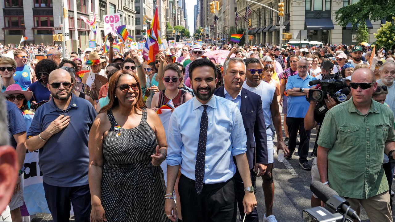 Zohran Mamdani se destaca e lidera corrida pela prefeitura de Nova York Mamdani (de gravata): simpatia e sucesso na internet (Foto: Adam Gray/Getty Images)