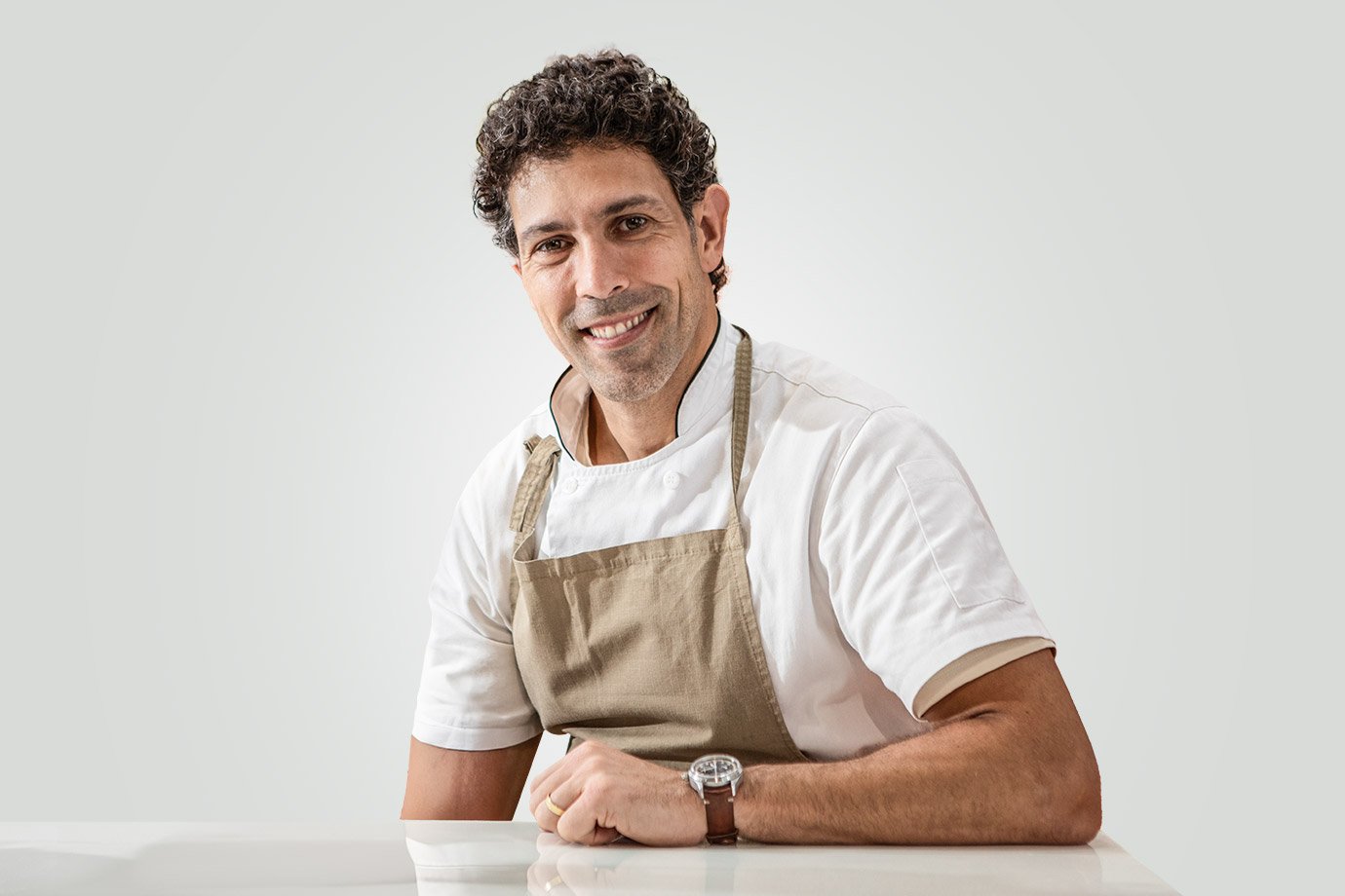 Rodrigo Oliveira transforma sua paixão pela culinária em arte e conquista prêmios Rodrigo Oliveira: objeto de desejo atual é um toca discos (Foto: Divulgação)