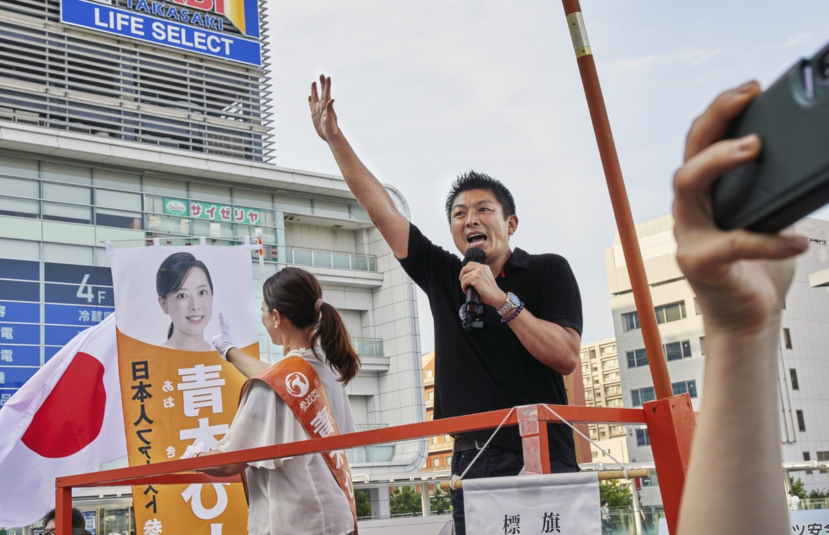 Avanço de populistas no Japão ameaça controle do governo nas eleições deste domingo Sohei Kamiya, líder do partido ultranacionalista Sanseito, discursa em estação de trem na província de Gunma, ao norte de Tóquio, em 6 de julho de 2025, durante campanha por sua legenda (Foto: Ko Sasaki / The New York Times)