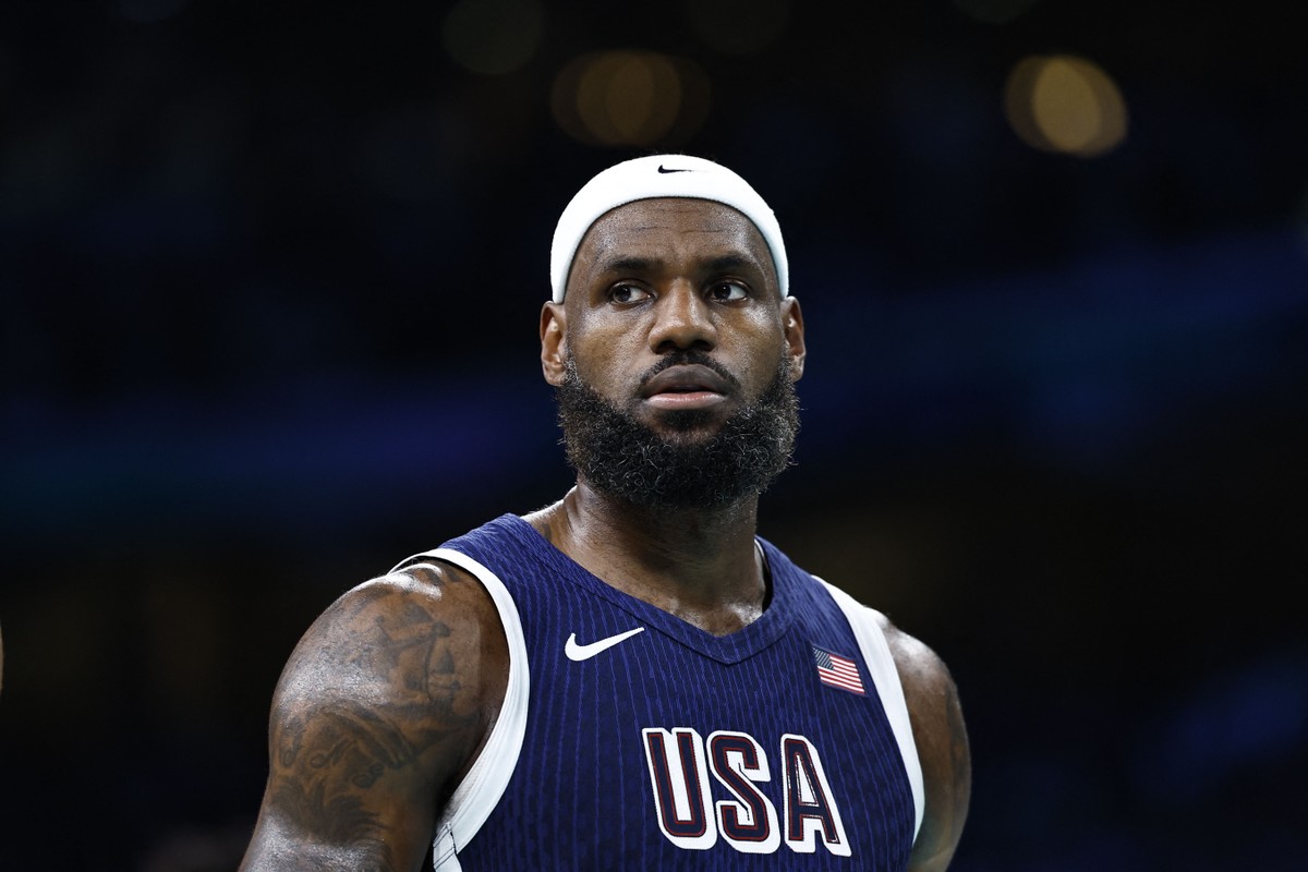 Ex-jogador da NBA afirma que LeBron James simulou lesão para evitar doping Lebron James em ação pelos Estados Unidos na Olimpíada de Paris-2024 (Foto: Sameer Al-Doumy / AFP)