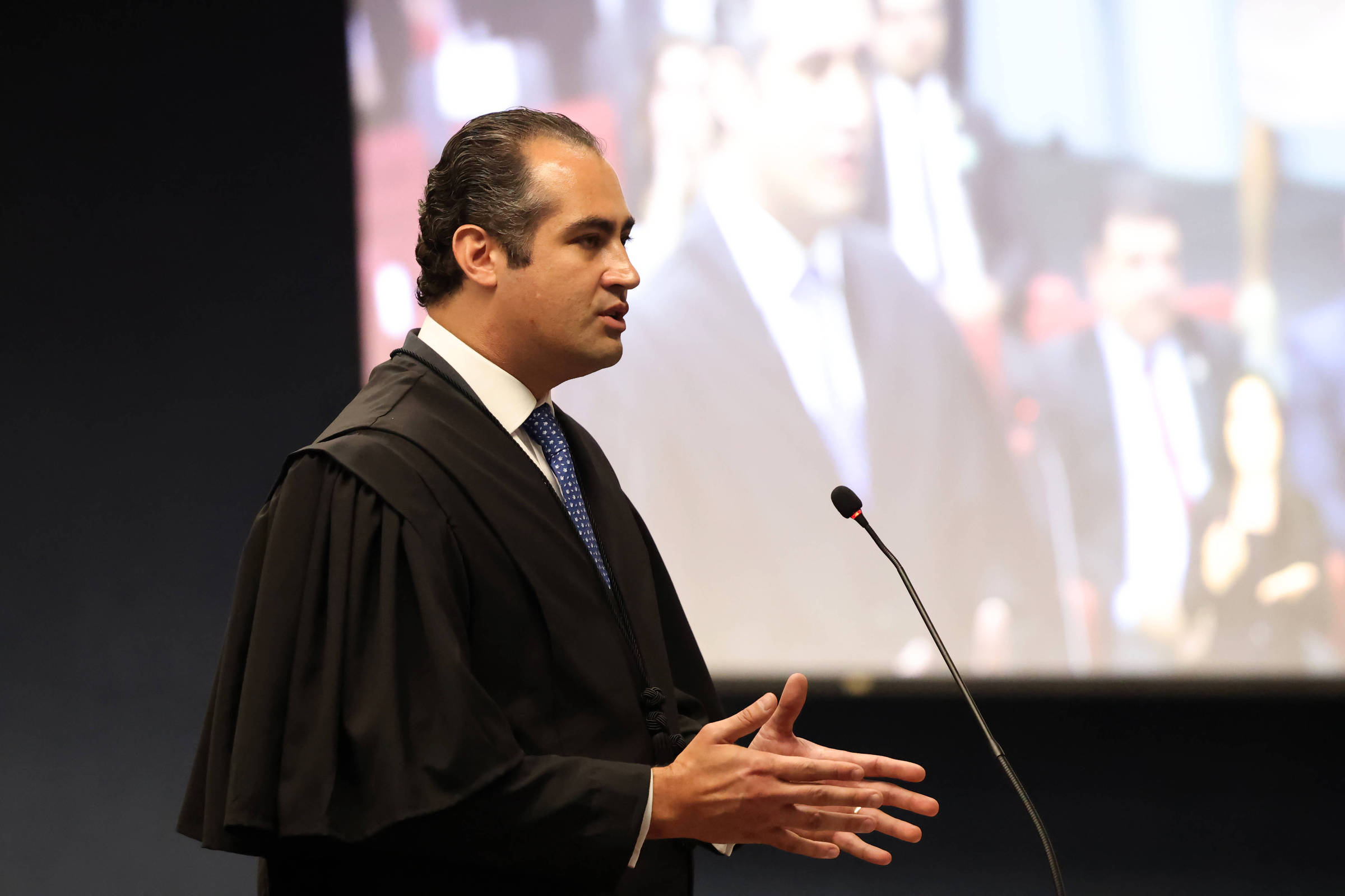 Advogado de réu gera polêmica ao afirmar ter conversado sobre delação com Mauro Cid Advogado Luiz Eduardo Kuntz em sustentação oral no julgamento de recebimento da denúncia do núcleo 2 da trama golpista (Foto: Gustavo Moreno - 22.abr.25/STF)