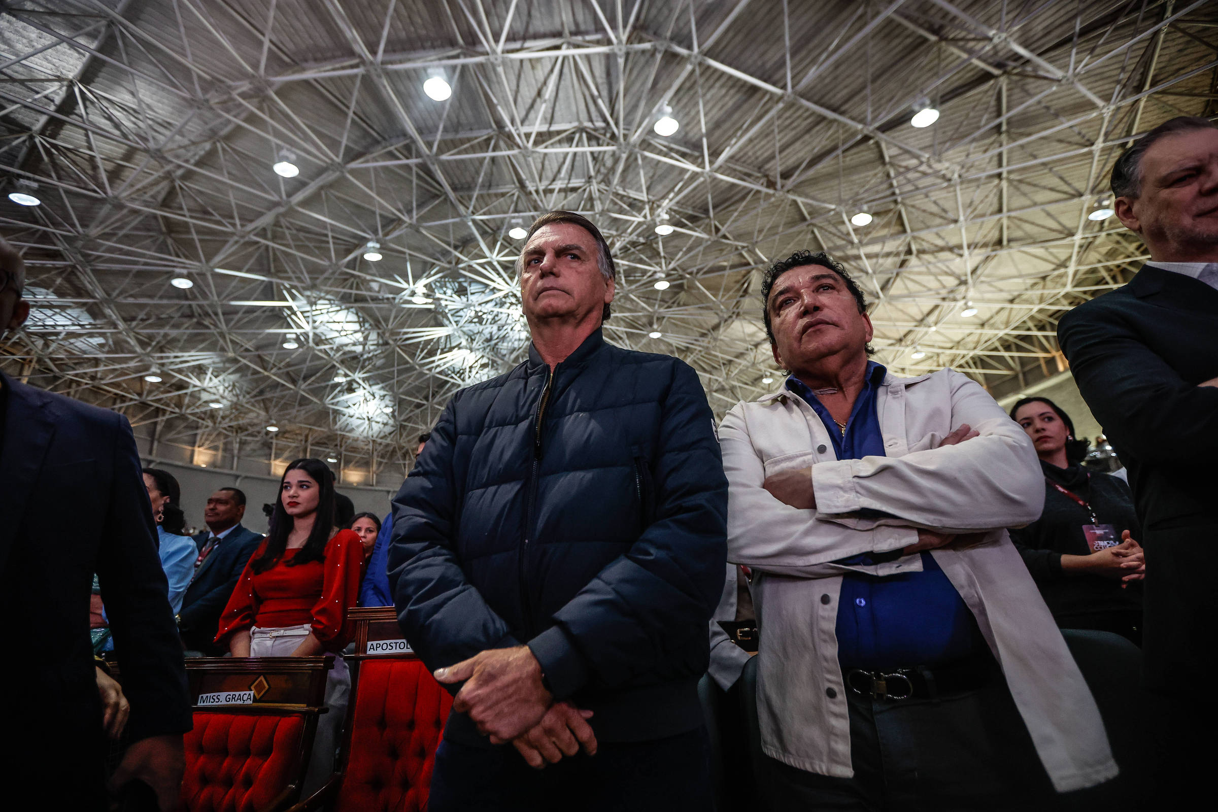 Ex-presidente Jair Bolsonaro (PL) participa de culto na Catedral da Benção, em Taguatinga, ao lado do senador Magno Malta (Foto: Gabriela Biló - 24.jul.25/Folhapress)