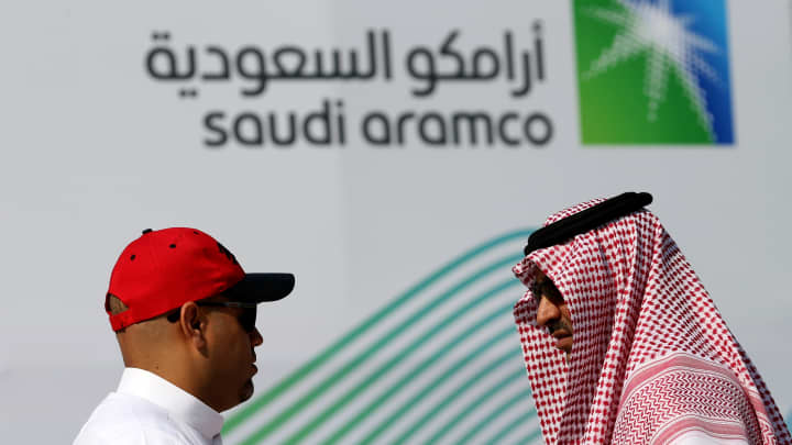 Aramco registra queda de receitas trimestrais com preços baixos de petróleo Membros da mídia conversam antes do início de uma coletiva de imprensa da Aramco no Plaza Conference Center em Dhahran, Arábia Saudita, em 3 de novembro de 2019. (Foto: Hamad I Mohammed | Reuters)