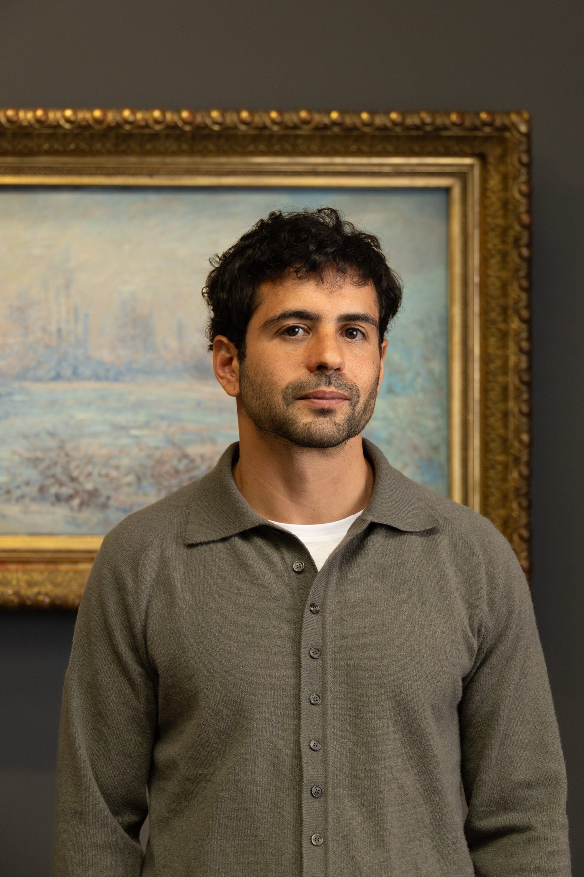 O pintor Lucas Arruda no Museu d'Orsay, em Paris — Foto: Allison Bellido Espichan