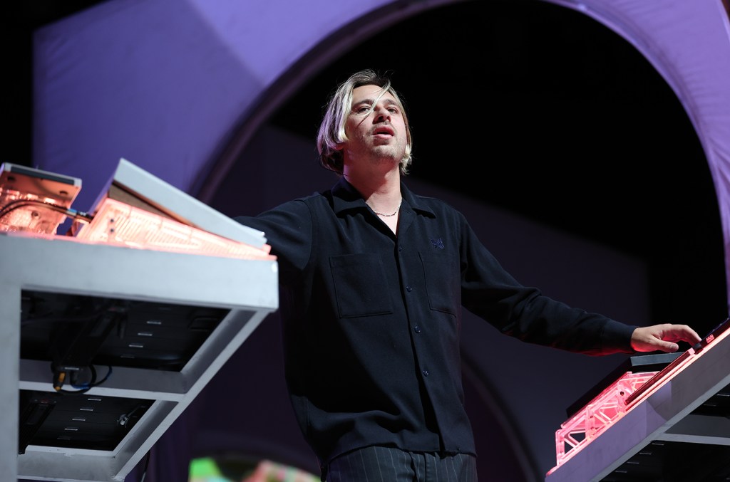 Músico eletrônico vencedor do Grammy, Flume, uniu forças com a artista multifacetada Emma Louise para criar um novo álbum colaborativo, 'DUMB.' (Foto: Reprodução)