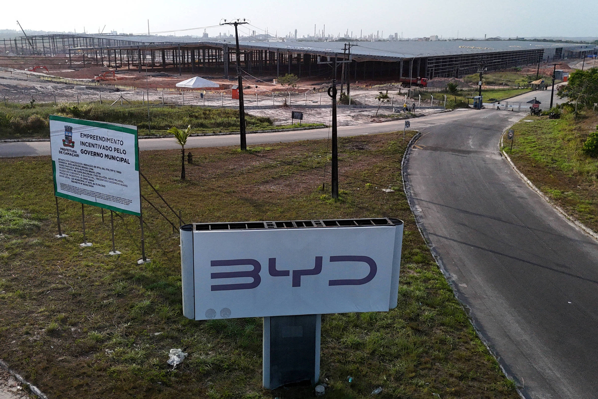 BYD abre fábrica na Bahia, mas apenas ar dos pneus é nacional por enquanto Construção de galpões da montadora chinesa BYD em Camaçari (BA); empresa ocupa espaço que pertenceu à Ford (Foto: Joa Souza - 1.fev.25/Reuters)