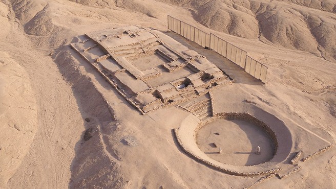 Arqueólogos revelam cidade antiga de 3.500 anos no Peru, anterior a Machu Picchu Vista aérea de uma estrutura de edifício em Peñico. (Foto: Ministério da Cultura do Peru)