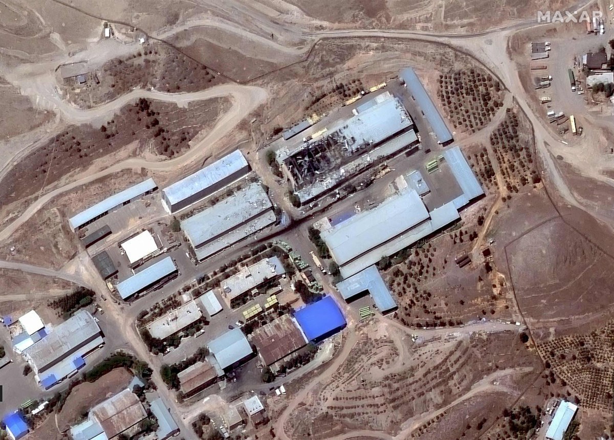 Prédios destruídos onde Israel diz ser base do Corpo da Guarda Revolucionária Iraniana, em Teerã (Foto: Maxar Technologies / AFP)