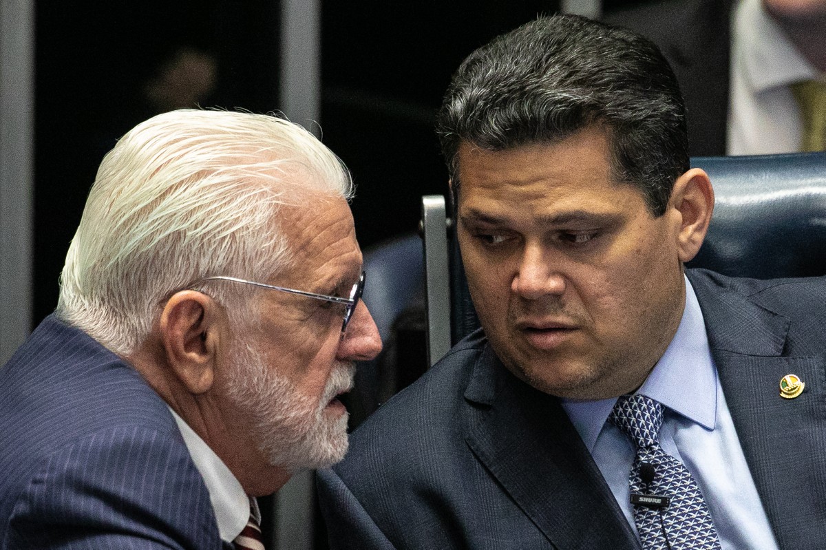 Senador Jaques Wagner e Davi Alcolumbre no Senado Federal (Foto: Brenno Carvalho / Agência O Globo)