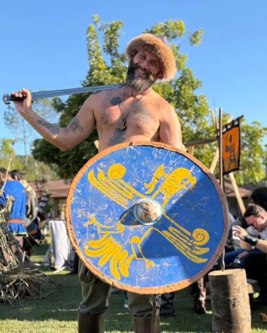 Brasileiro abandona carreira para viver como viking com espadas medievais em SP um espaço de recriação histórica no interior de São Paulo (Foto: Reprodução/Vila Viking/Instagram)