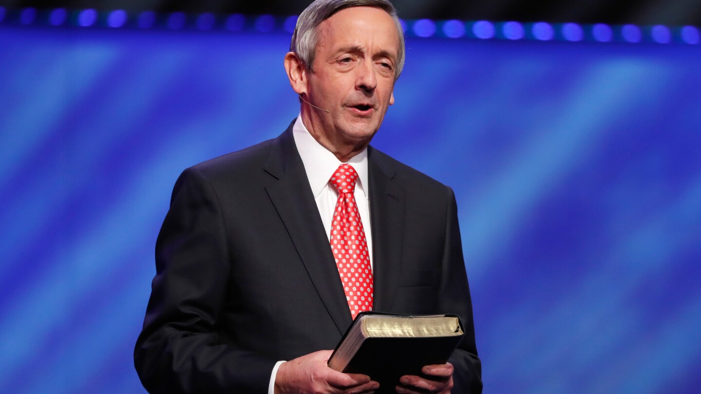 Pastor sênior Dr. Robert Jeffress fala com os participantes na First Baptist Church Dallas durante um Celebrate Freedom Rally em Dallas, 28 de junho de 2020. (Foto: AP Photo/Tony Gutierrez, File)