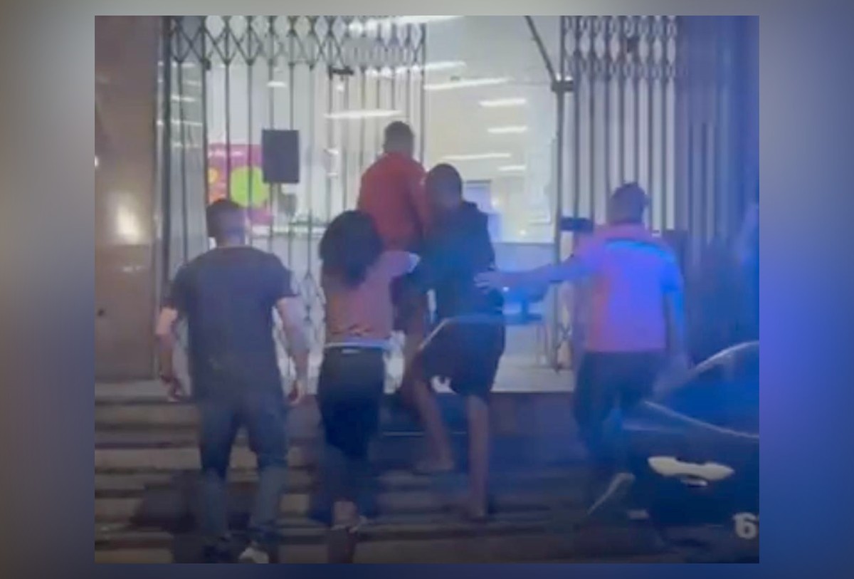 Os três presos na chegada à 1ª DP (Foto: Reprodução)