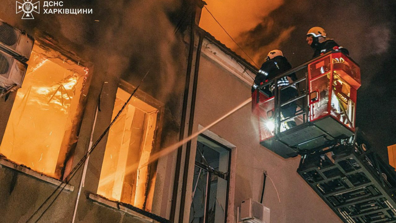 Rússia ataca Ucrânia com 400 drones e deixa 80 mil sem energia elétrica Bombeiros lutam contra incêndio em edifício atingido por ataque russo na região de Vinnytsya, na Ucrânia. 16/07/2025 (Foto: Ukrainian State Emergency Service/AFP)