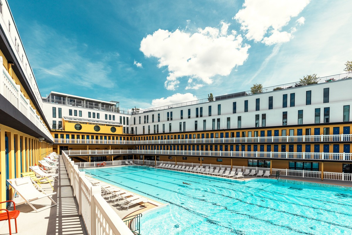 Hotel Molitor Paris revive história do biquíni com sua icônica piscina e Tarzan como salva-vidas A piscina ao ar livre (Bassin Extérieur) do Hotel Molitor Paris já foi palco de festas de gala e concursos de beleza (Foto: Divulgação/Ludwig Favre/Hotel Molitor Paris)