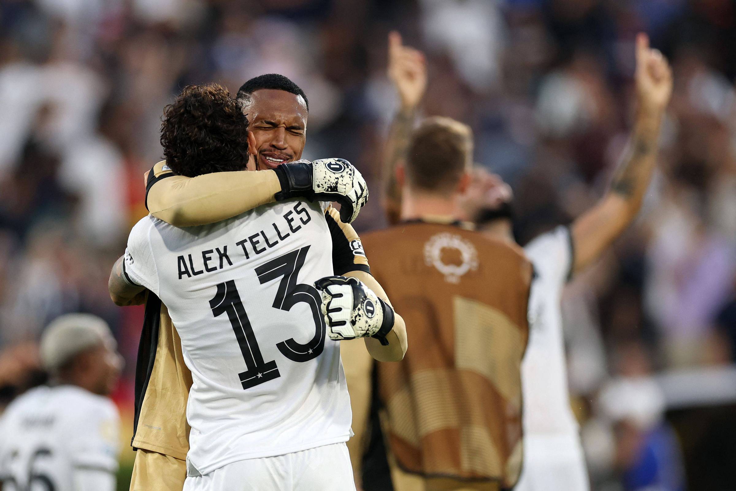WhatsApp revela disputa financeira e ética na guerra do futebol continental O goleiro John e o lateral-esquerdo Alex Telles se abraçam após vitória do Botafogo sobre o Paris Saint-Germain (Foto: Stu Forster - 20.jun.25/Getty Images via AFP)