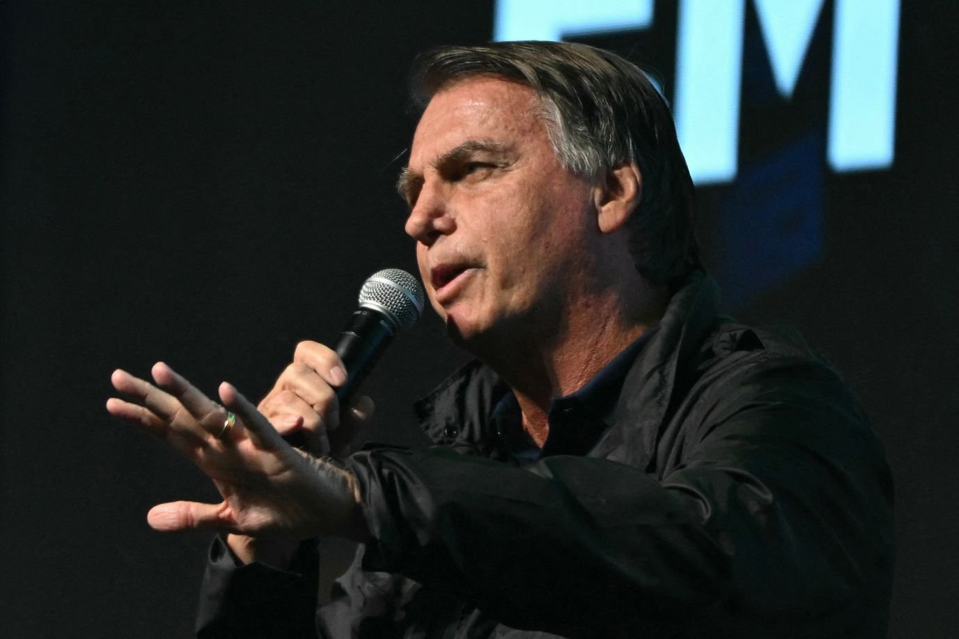 Jair Bolsonaro: segundo advogados do ex-presidente, apesar de determinar o recolhimento noturno e o uso de tornozeleira, a decisão do Supremo Tribunal Federal não utiliza como fundamento qualquer indício de risco de fuga. (Foto: EVARISTO SA/AFP Photo)