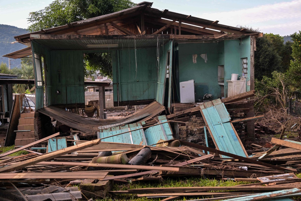 Casa destruída após enchente em Encantado, Rio Grande do Sul (Foto: Nelson Almeida/AFP)