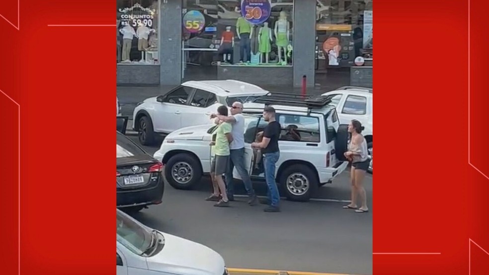 Policiais imobilizam pai com mata-leão e abandonam filho de 5 anos no local Policiais civis dão "mata-leão" em homem com filho no carro na Asa Norte. (Foto: Redes sociais/Divulgação)